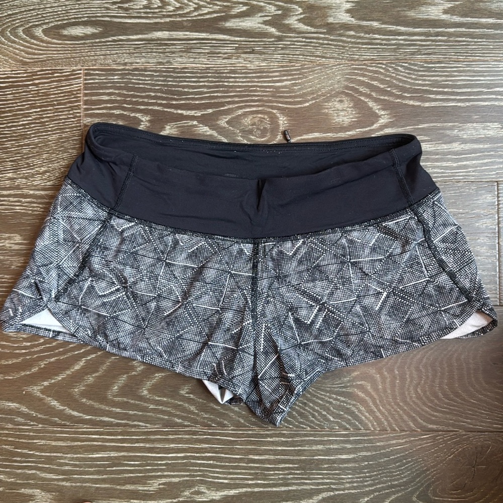 Lululemon Speed Up Low-Rise Lined Short 2.5", size 4, black with white pattern